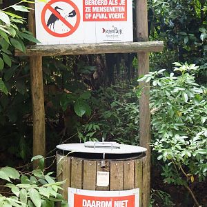 Do not feed the birds signage