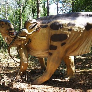 Deinonychus attack on Iguanodon models