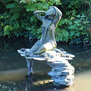 Bathing woman statue (Sep 2nd, 2018)