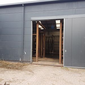 Stables African elephants