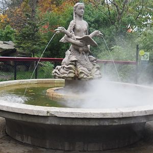 Fountain with statue and fog machine (Nov 10th, 2018)