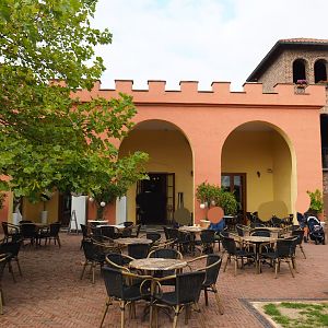 Tuscan villa restaurant and terrace (Aug 28th, 2018)