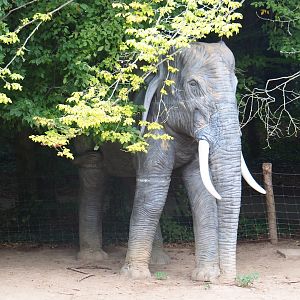 Fake African elephant - Just why? (Aug 28th, 2018)