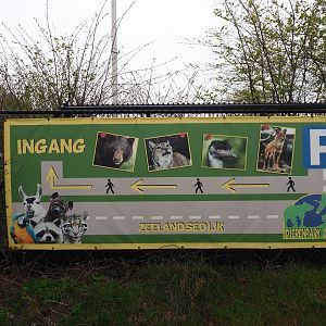 Directions towards entrance sign, 2019-04-06