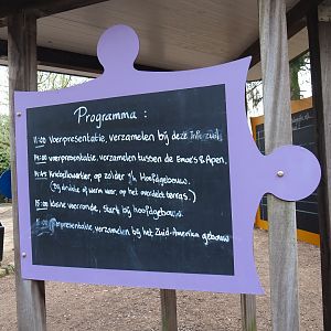 Activities of the day at Zie-Zoo sign, 2019-04-06