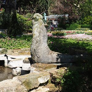 Elephant seal statue, 2019-04-20