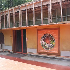 Entrance 100.000 animals-house