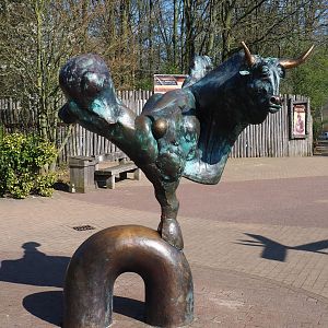 Weird bull statue, 2019-03-30