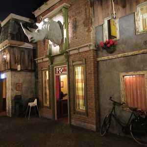 Bizarre Old-Fashioned Room (with only Red Piranhas)