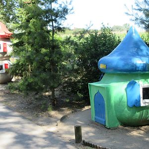 Weird Doll Houses (there were lots of these)