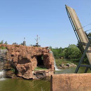 Keeper bridge to primate exhibits