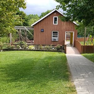 Lehigh Valley Zoo - lorikeet feeding area