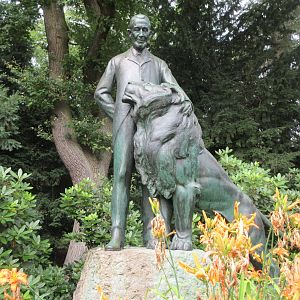 Carl Hagenbeck Statue