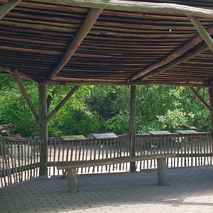 Viewing-shelter Australian bird enclosure