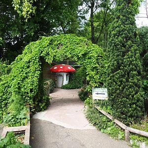 Beginning of the walkway into the zoo, 2019-05-25