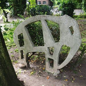 Weird elephant-shaped structure in pelican exhibit, 2019-05-25