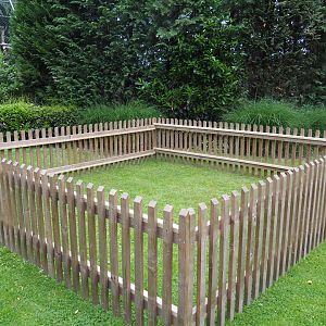 Pen on lawn - Unknown use, 2019-05-25