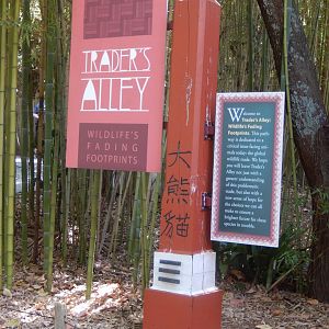 Trader's Alley Entry Sign