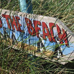 To the beach sign with penguins, 2019-06-01