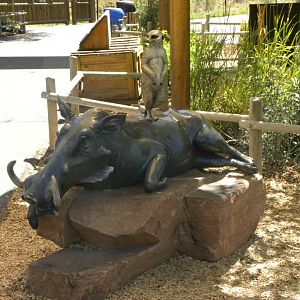 Sep. 2019 - Meerkat Manor - Meerkat and Warthog Statue