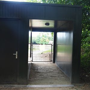 Passage through former lemur house to pathway over Australian Outback exhibit, 2019-08-11
