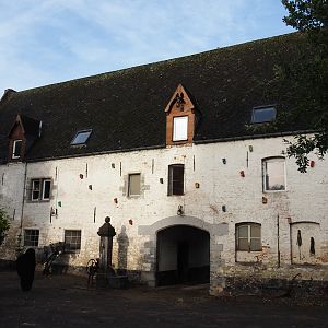 Farm animal stable building - With passageway to the raptor area, 2019-10-04