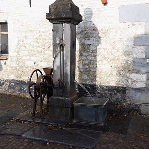 Old farm water pump, 2019-10-04