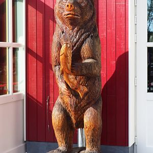 The Last Frontier theming - Bear with salmon log carving, 2019-10-04