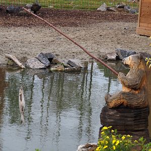 The Last Frontier theming - Bear with fishing rod wood carving, 2019-10-04
