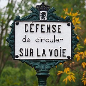 Old-school sign Do not walk on the train tracks, 2019-10-04