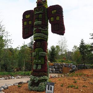 The Last Frontier theming - Eagle totem topiary, 2019-10-04