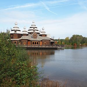 Lake and L'Izba Russian restaurant building, 2019-10-04