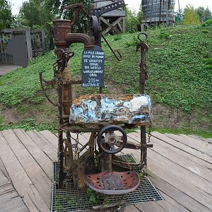 Australian area theming - Rusty equipment and 235 kilogram rough opal, 2019-10-04