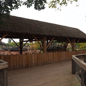 Viewing area next to giraffe shelter, 2019-10-04