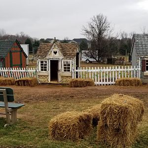 Leesburg Animal Park - little houses for kids/chickens