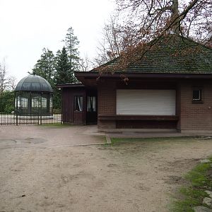 Former entrance, gift shop and members service buildings, 2020-01-11