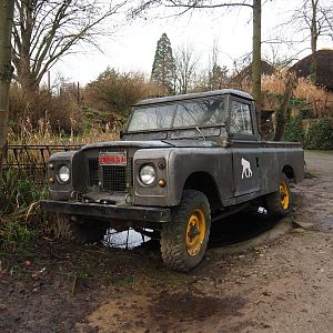 Stranded vehicle in the African village, 2020-01-11