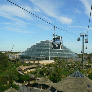 New skywalk cable car system - View on the tropical dome