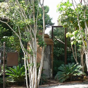 Right : Visayan tarictic hornbills and Bali mynas aviary - Left : Wreathed hornbills and Java mousse deer aviary