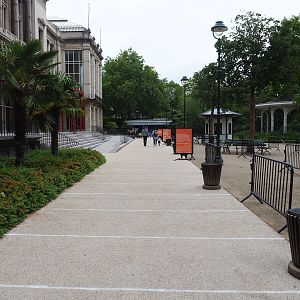 Entrance area social distancing lines and barriers, 2020-05-24