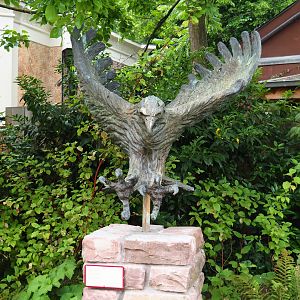 Eagle statue moved to parrot aviaries area, 2020-05-24