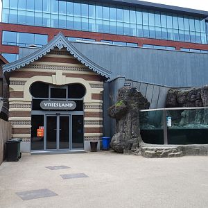 Entrance to penguin house "Vriesland" and second harbor seal exhibit, 2020-05-24