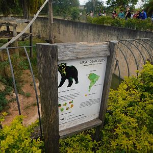 Spectacled-bear sign - Brasilia zoo