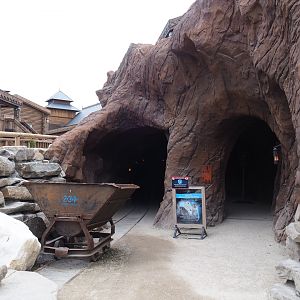 Access to Pacific walrus and Polar bear viewing cave, 2020-09-03