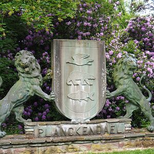 Lion statues and emblem, 2020-05-23