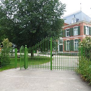 1780 manor house and road to former entrance, 2020-05-23