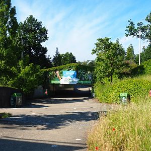 Tunnel collecting large parking lot and park, 2020-06-12