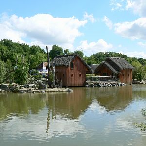 Le Pal - Squirrel monkeys and capuchins house on the left - ring-tailed and mongoz lemurs house on the right