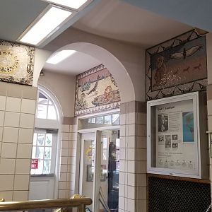 Staten Island Zoo - Murals between aquarium and reptile building