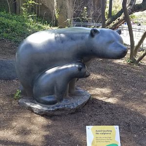 Philly - Polar bear statue